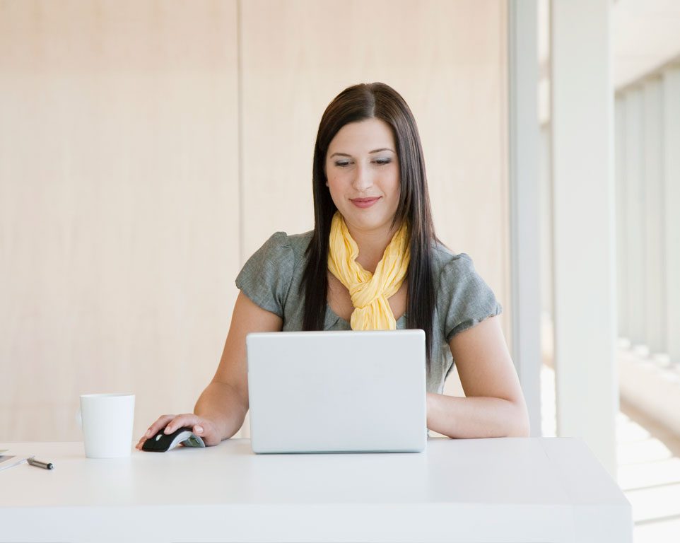 mujer facturando servicios