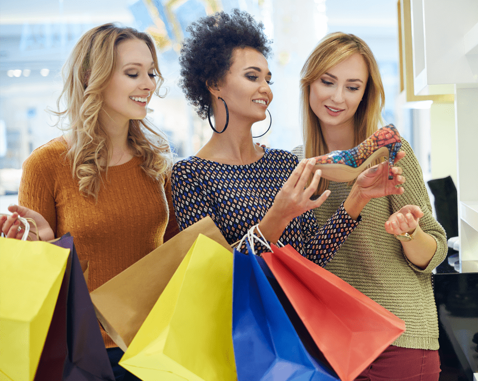 Mujeres comprando calzado